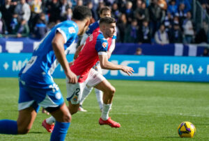 Roberto Fernández, del Espanyol, en acción contra el Alavés este sábado en Vitoria en foto de archivo de L. Rico
