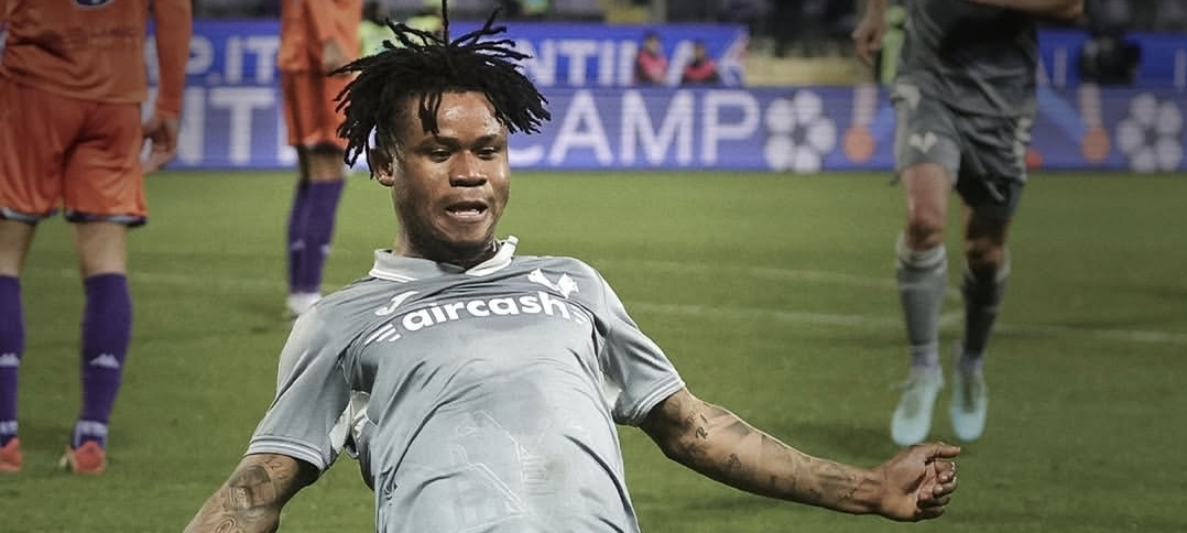 Colombiano Mosquera gana duelo a brasileño Dodo y el Hellas Verona derrota a la Fiorentina