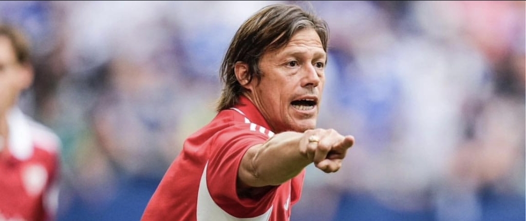 El entrenador argentino del Sevilla, Matías Almeyda, severo con el nivel arbitral