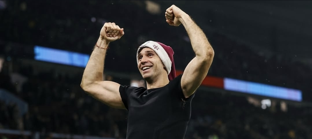 Desde la portería, el «Dibu» Martínez lidera la excepcional forma del Aston Villa