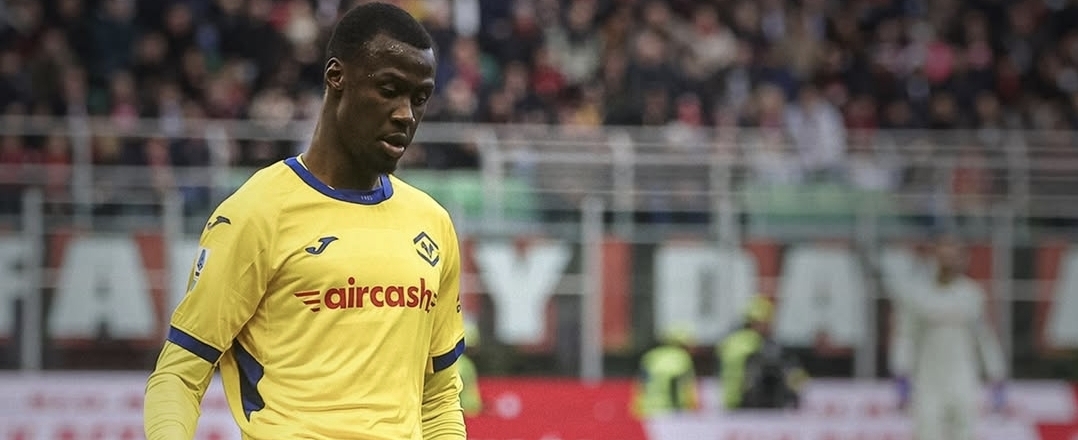 Pese a los esfuerzos del colombiano Mosquera, el Milán golea al Verona y se pone líder en Italia