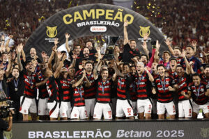Los jugadores de Flamengo celebran el título del Campeonato Brasileño, tras ganarle a Ceará en el estadio Maracaná en Río de Janiero. EFE/Andre Coelho