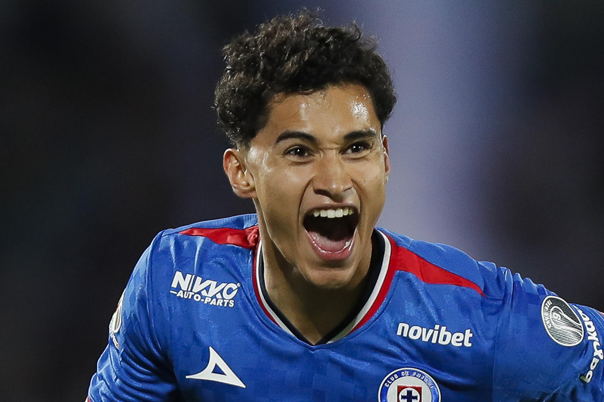 Angel Márquez celebra este domingo la clasificación de Cruz Azul para las semifinales del Torneo Apertura mexicano en el estadio Olímpico Universitario de Ciudad de México. EFE/ Isaac Esquivel 