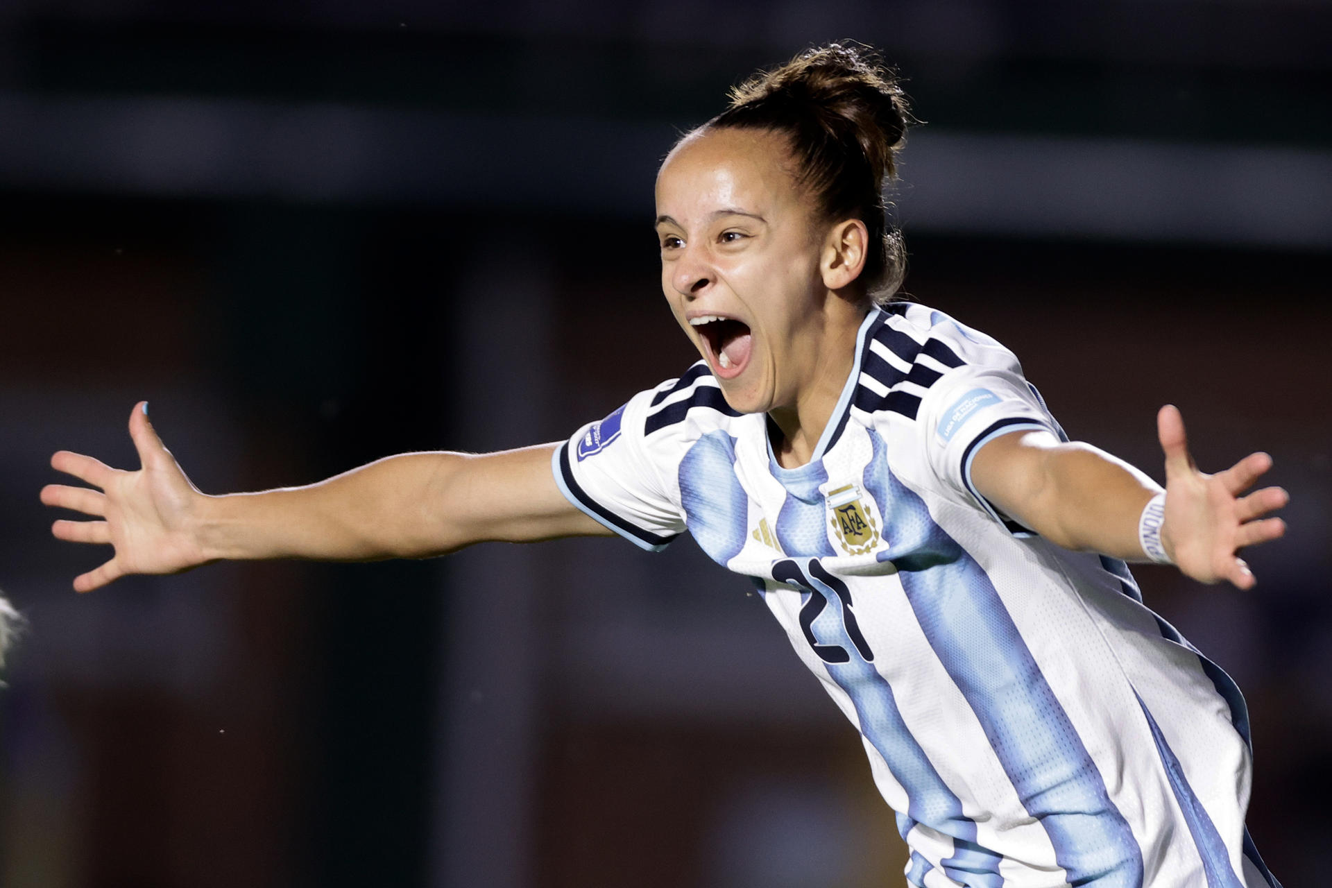 Paulina Gramaglia, de Argentina, celebra un gol ante Bolivia en el estadio Florencio Sola, en Buenos Aires. EFE/Juan Ignacio Roncoroni 