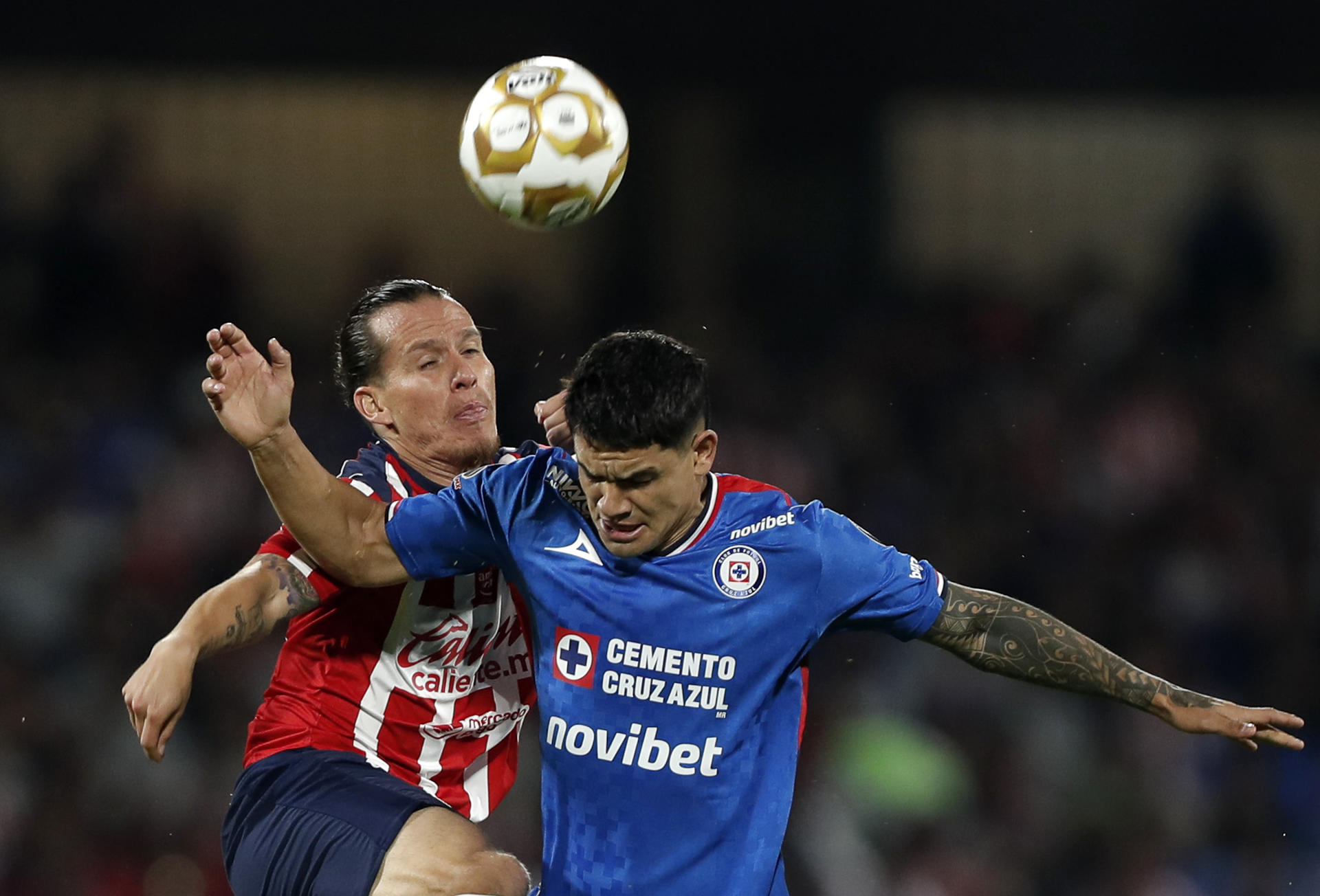 Gabriel Fernández (d) de Cruz Azul disputa un balón con Fernando González de Guadalajara este domingo en el partido que clasificó a los Cementeros a las semifinales del Torneo Apertura mexicano en el estadio Olímpico Universitario, de Ciudad de México. EFE/ Isaac Esquivel 