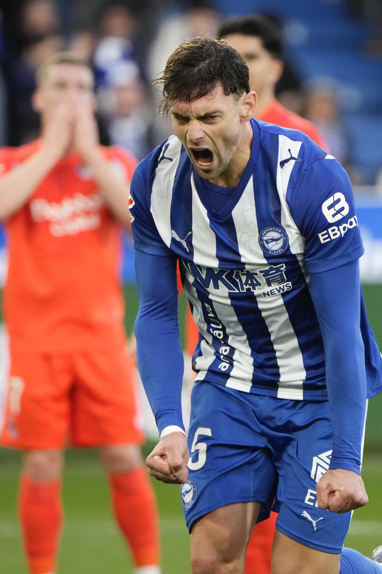 -Lucas Boyé (d), de la Real Sociedad, celebra su gol contra el Alavés, durante el partido de la jornada 13 de LaLiga EA Sports entre el Alavés y la Real Sociedad, este sábado en el estadio de Mendizorroza en Vitoria. EFE/ Adrián Ruiz Hierro