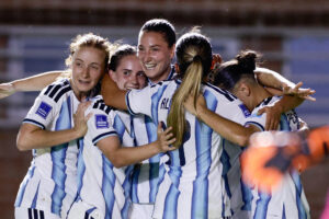 Aldana Cometti (c) celebra con sus compañeras de Argentina un gol ante Bolivia en la Liga de Naciones Femenina en el estadio Florencio Sola, en Buenos Aires. EFE/Juan Ignacio Roncoroni