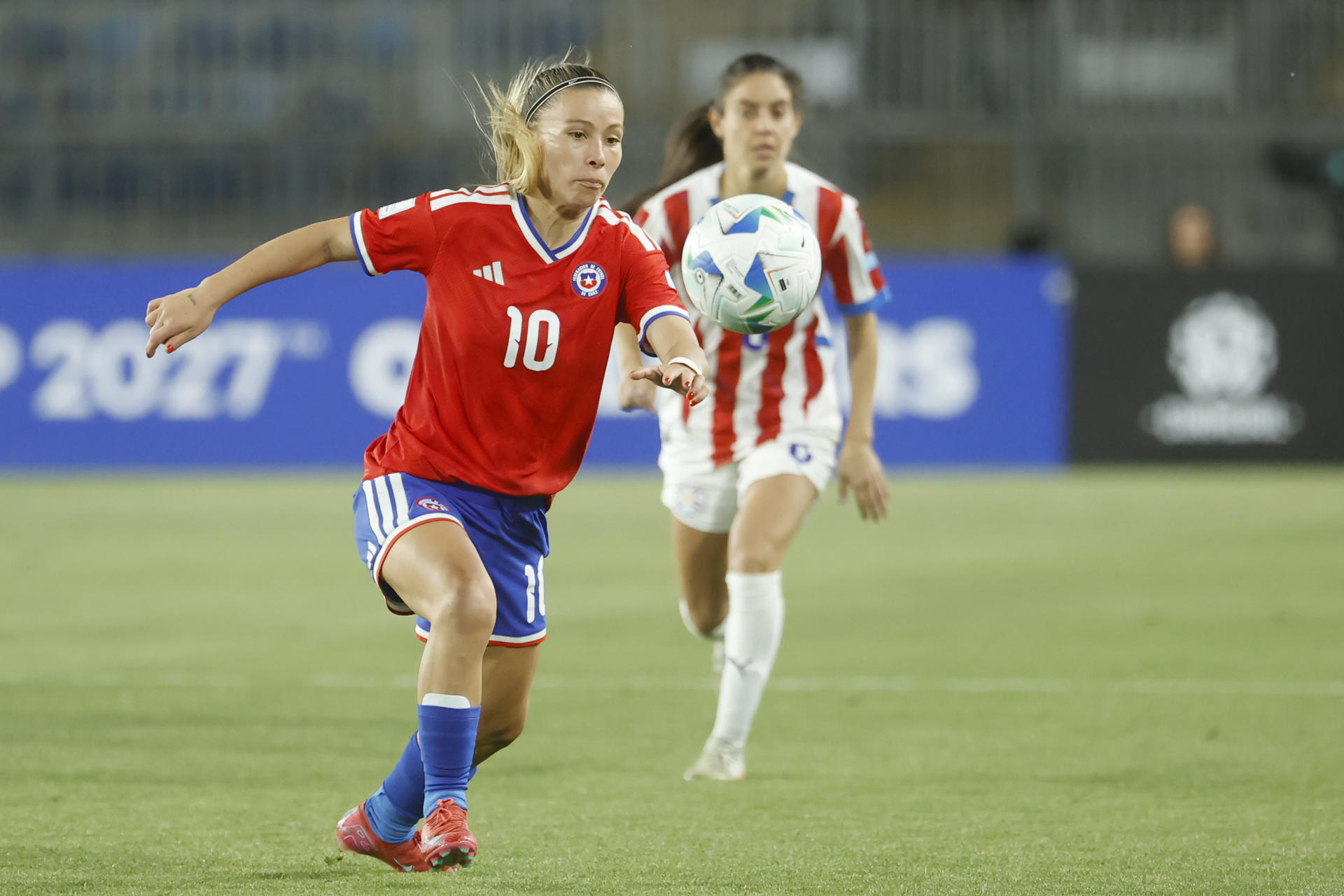 Yanara Aedo, de Chile, controla el balón en el partido de la Liga de Naciones Femenina ante Paraguay en el estadio El Teniente, en Rancagua (Chile). EFE/Elvis González