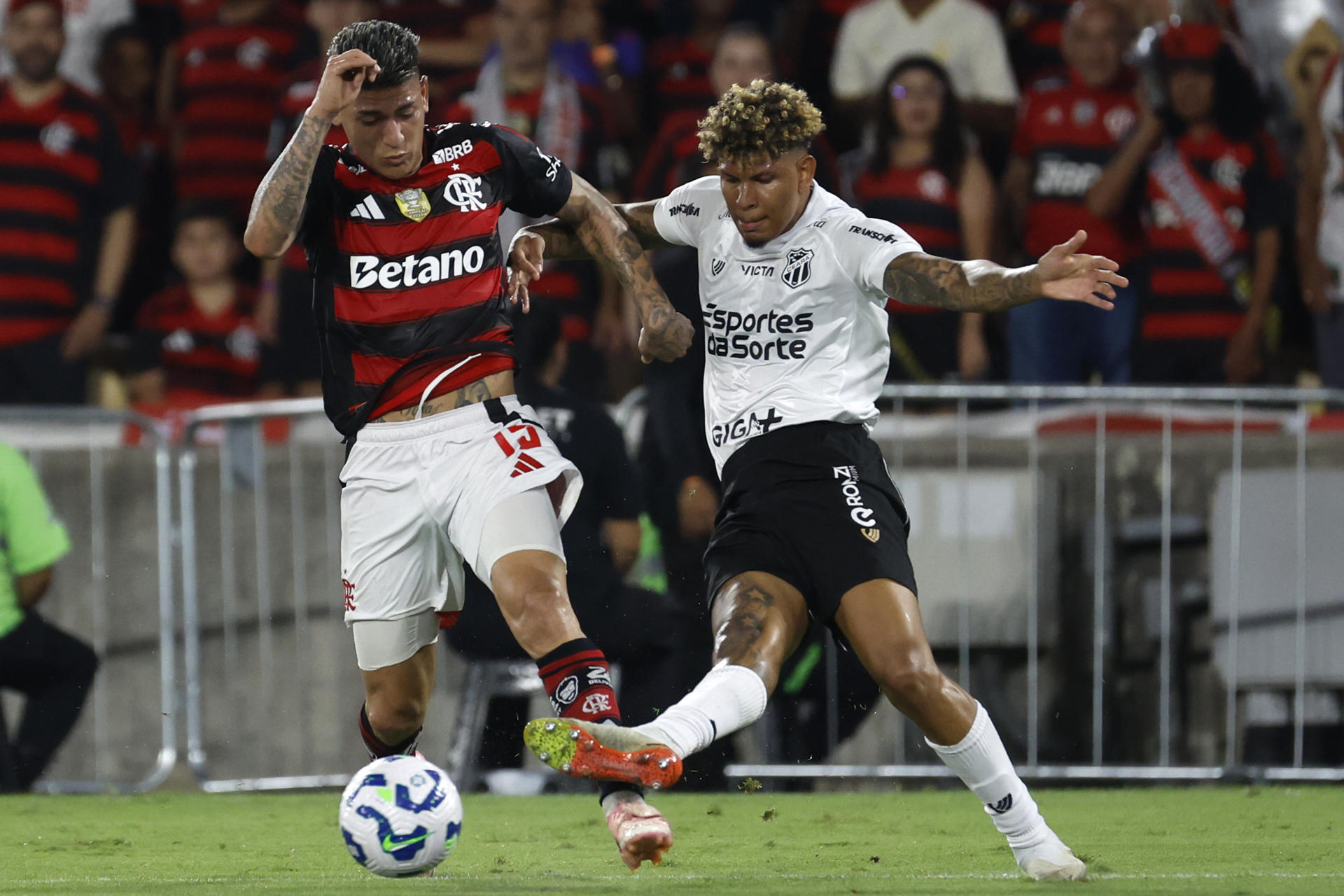 El colombiano Jorge Carrascal (i), de Flamengo, disputa el balón con Marcos Victor, de Ceará, en el estadio Maracaná. EFE/Antonio Lacerda
