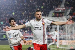 Jamie Vardy, del Cremonese, celebra tras anotar uno de sus goles en el partido disputado este lunes entre su equipo y el Bolonia, correspondiente a la Serie A italiana. EFE/ Serena Campanini