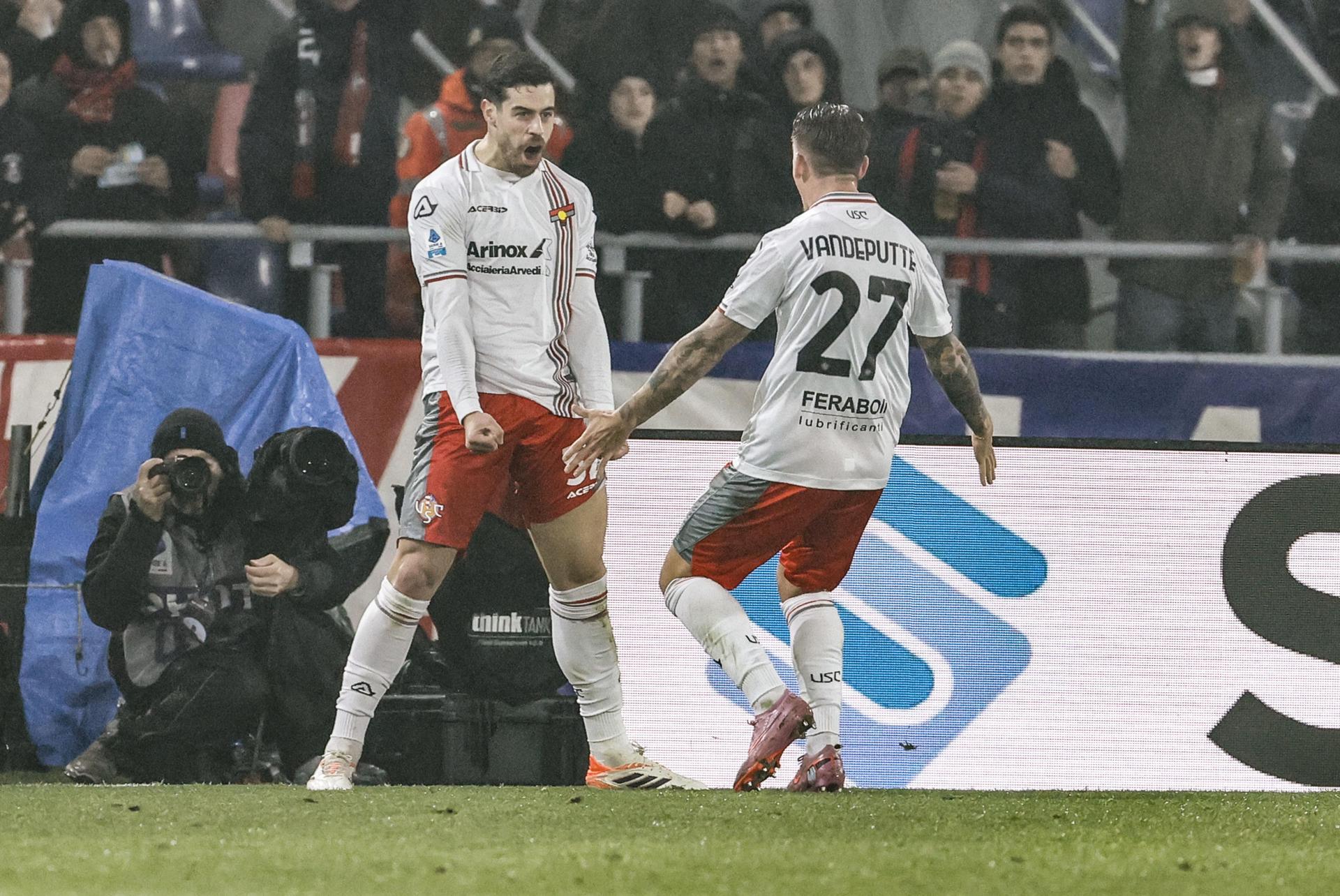 El argentino Martín Payero, del Cremonese, celebra con sus compañeros el gol anotado en el partido disputado este lunes entre su equipo y el Bolonia, correspondiente a la Serie A italiana. EFE/ Serena Campanini 