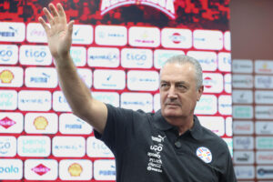 El entrenador argentino Gustavo Alfaro es el artífice del regreso de Paraguay a la Copa del Mundo después de 16 años de ausencia. EFE/ Juan Pablo Pino
