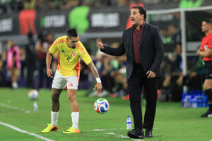 El entrenador de Colombia, Néstor Lorenzo (d), durante un partido de preparación para la Copa Mundial 2026. EFE/ Carlos Ramírez