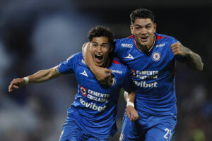Ángel Márquez (i) y Gabriel Fernández celebran este domingo la victoria de Cruz Azul por 3-2 sobre Guadalajara que les ha clasificado para las semifinales del torneo Apertura 2025 del fútbol mexicano. EFE/ Isaac Esquivel