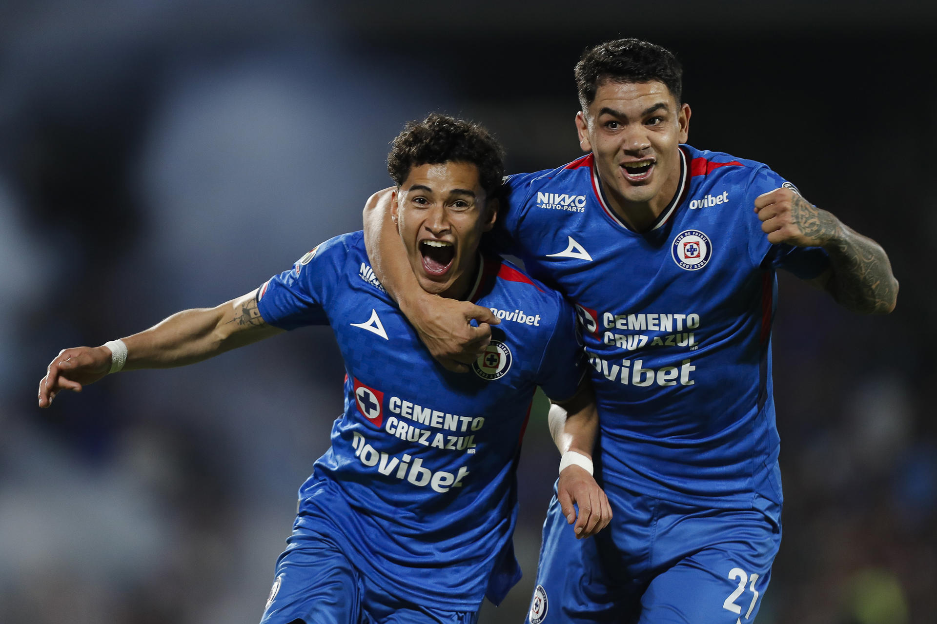 Cruz Azul con gol del uruguayo Fernández derrota a las Chivas