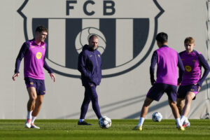 El entrenador del FC Barcelona Hansi Flick durante el entrenamiento llevado a cabo este lunes en la ciudad deportiva Joan Gamper. EFE/Alejandro García