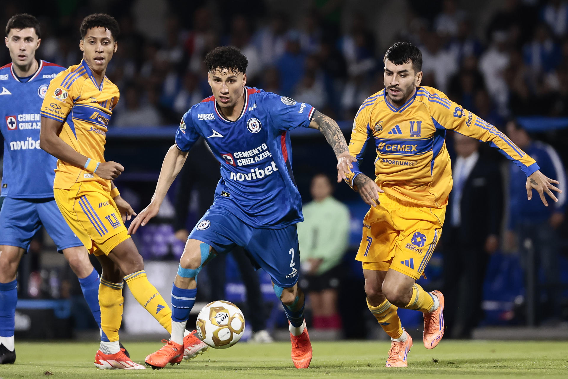 Gol uruguayo y argentino, en la igualdad de Cruz Azul-Tigres