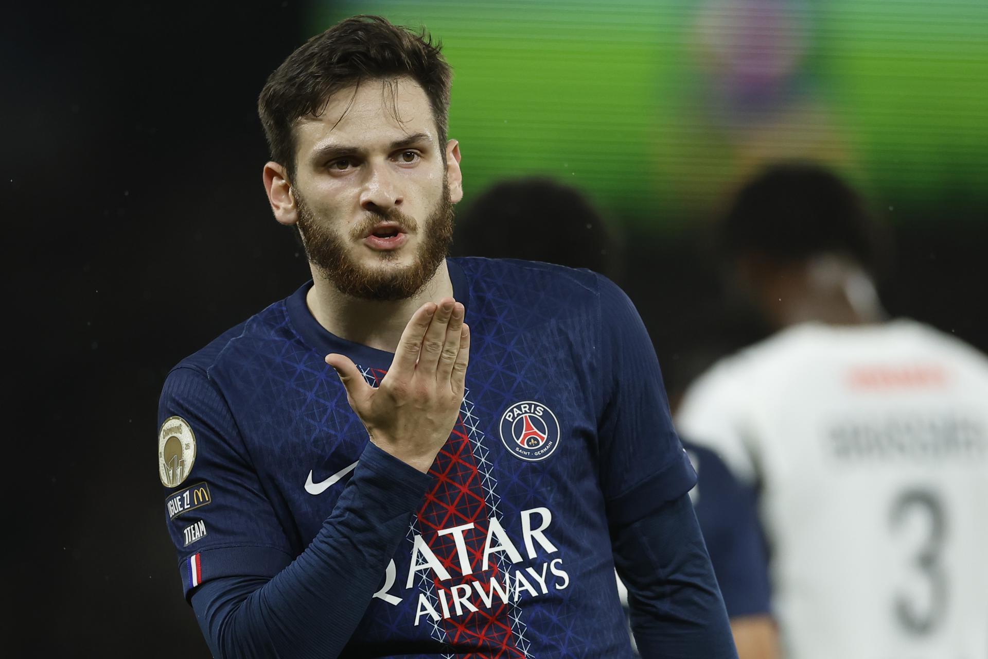 El extremo georgiano Khvicha Kvaratskhelia (C), del PSG, celebra el 3-0 durante el partido de la Ligue 1 que han jugado Paris Saint Germain y Stade Rennais FC en París, Francia. EFE/EPA/YOAN VALAT 