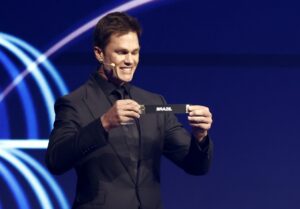 Tom Brady sostiene el boleto de Brasil durante el Sorteo Final de la Copa Mundial de la FIFA 2026. EFE/EPA/Will Oliver