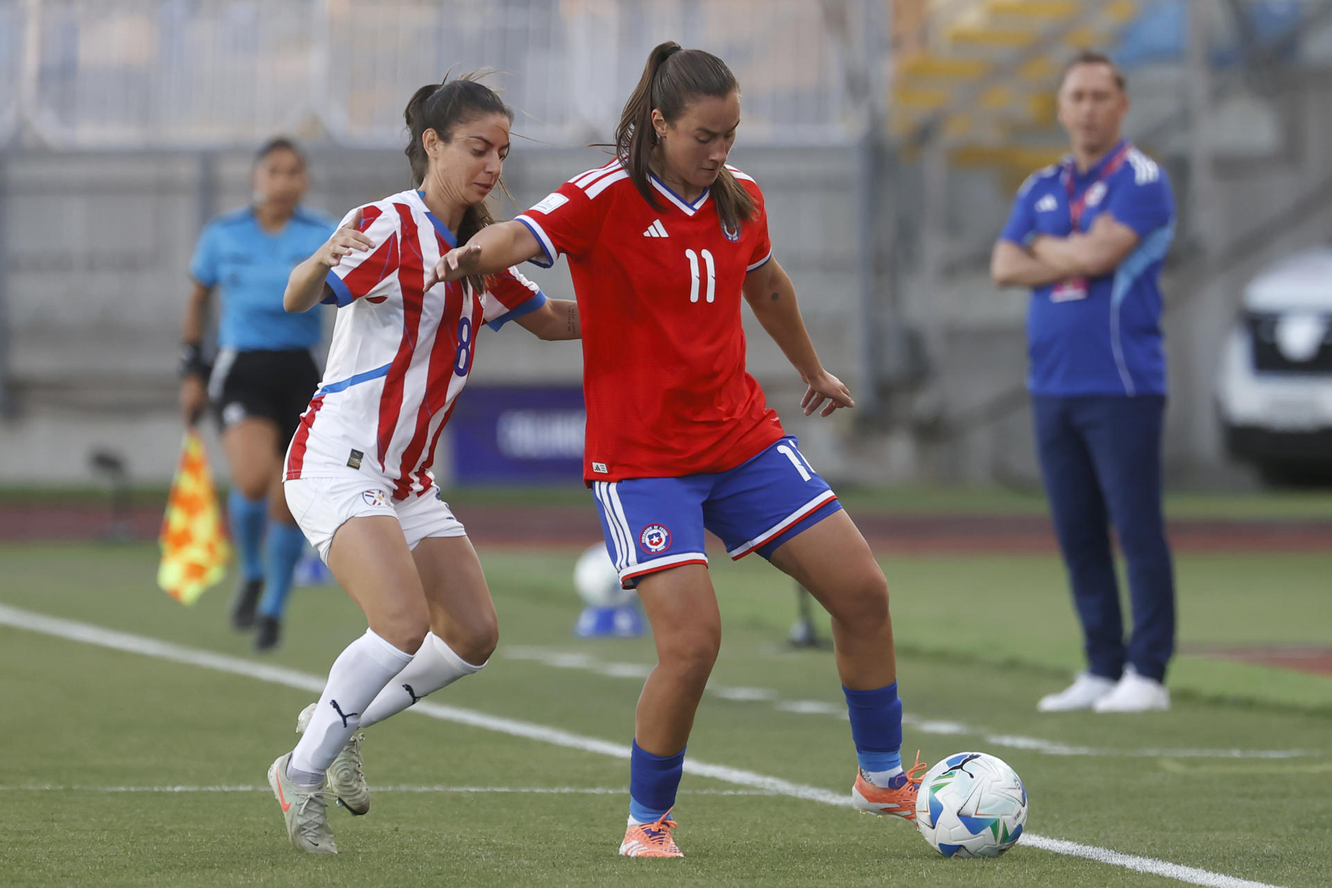 Celeste Aguilera (i), de Paraguay, marca a Sonya Keefe, de Chile, en el partido de la Liga de Naciones Femenina en el estadio El Teniente, en Rancagua (Chile). EFE/Elvis González