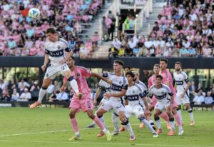 Ryan Gauld (i) salta delante del volante español Sergio Busquets, del Inter Miami, en el partido ante el Vancouver Whitecaps. EFE/EPA/CRISTOBAL HERRERA-ULASHKEVICH