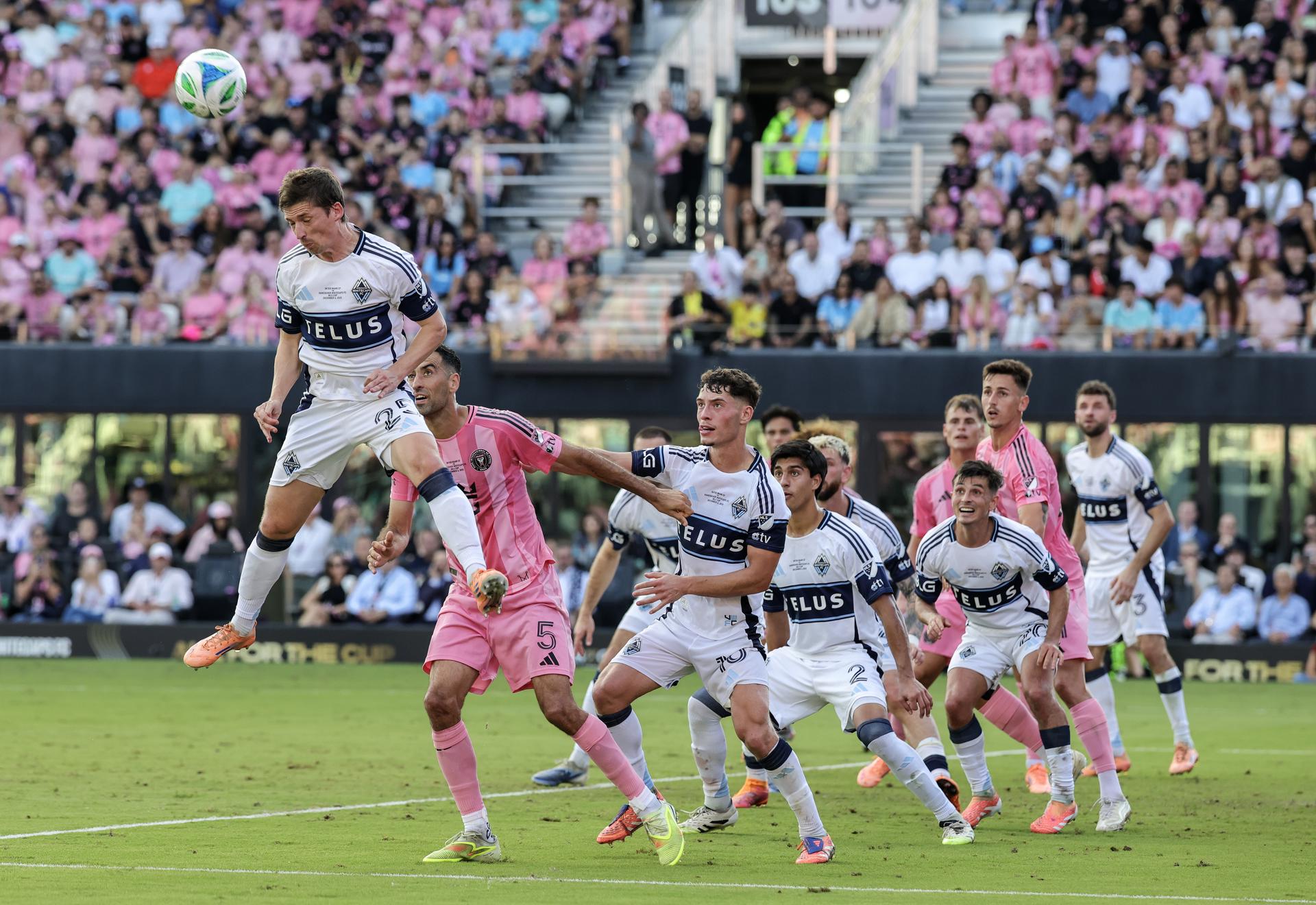 Ryan Gauld (i) salta delante del volante español Sergio Busquets, del Inter Miami, en el partido ante el Vancouver Whitecaps. EFE/EPA/CRISTOBAL HERRERA-ULASHKEVICH