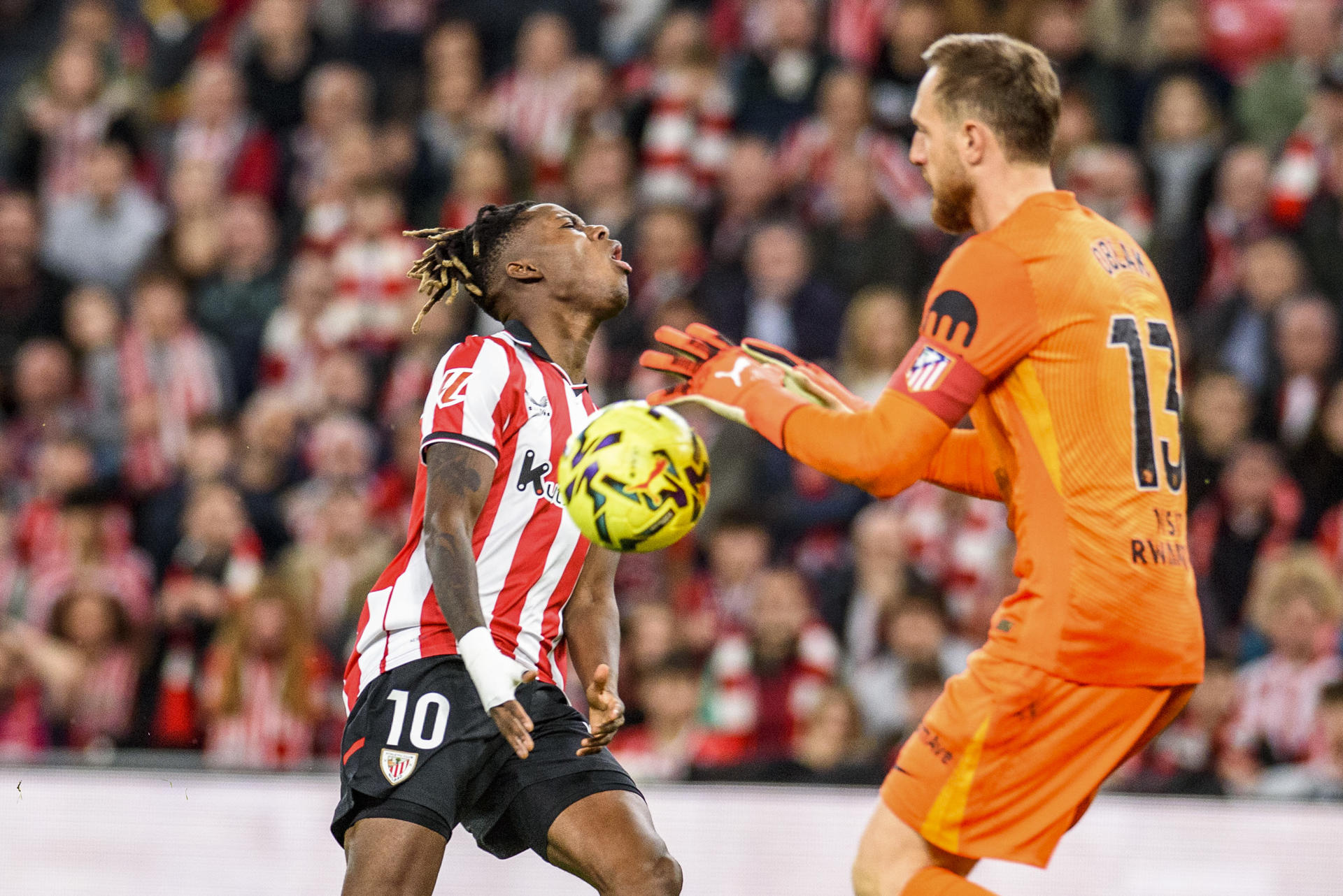 El delantero del Athletic Nico Williams (i) y el portero esloveno del Atlético de Madrid Jan Oblak (d), durante el partido de Liga en Primera División que Athletic Club y Atlético de Madrid disputan en el estadio de San Mamés, en Bilbao. EFE/Javier Zorrilla