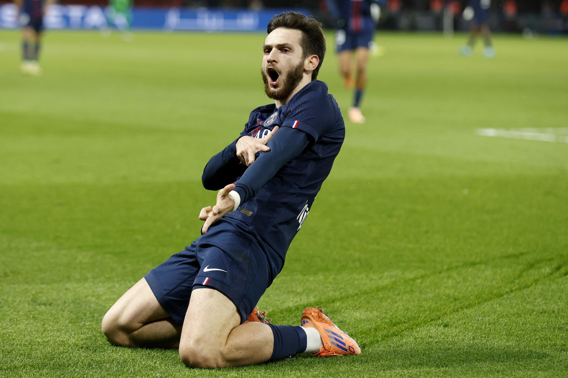 El extremo georgiano Khvicha Kvaratskhelia (C), del PSG, celebra el 3-0 durante el partido de la Ligue 1 que han jugado Paris Saint Germain y Stade Rennais FC en París, Francia. EFE/EPA/YOAN VALAT 