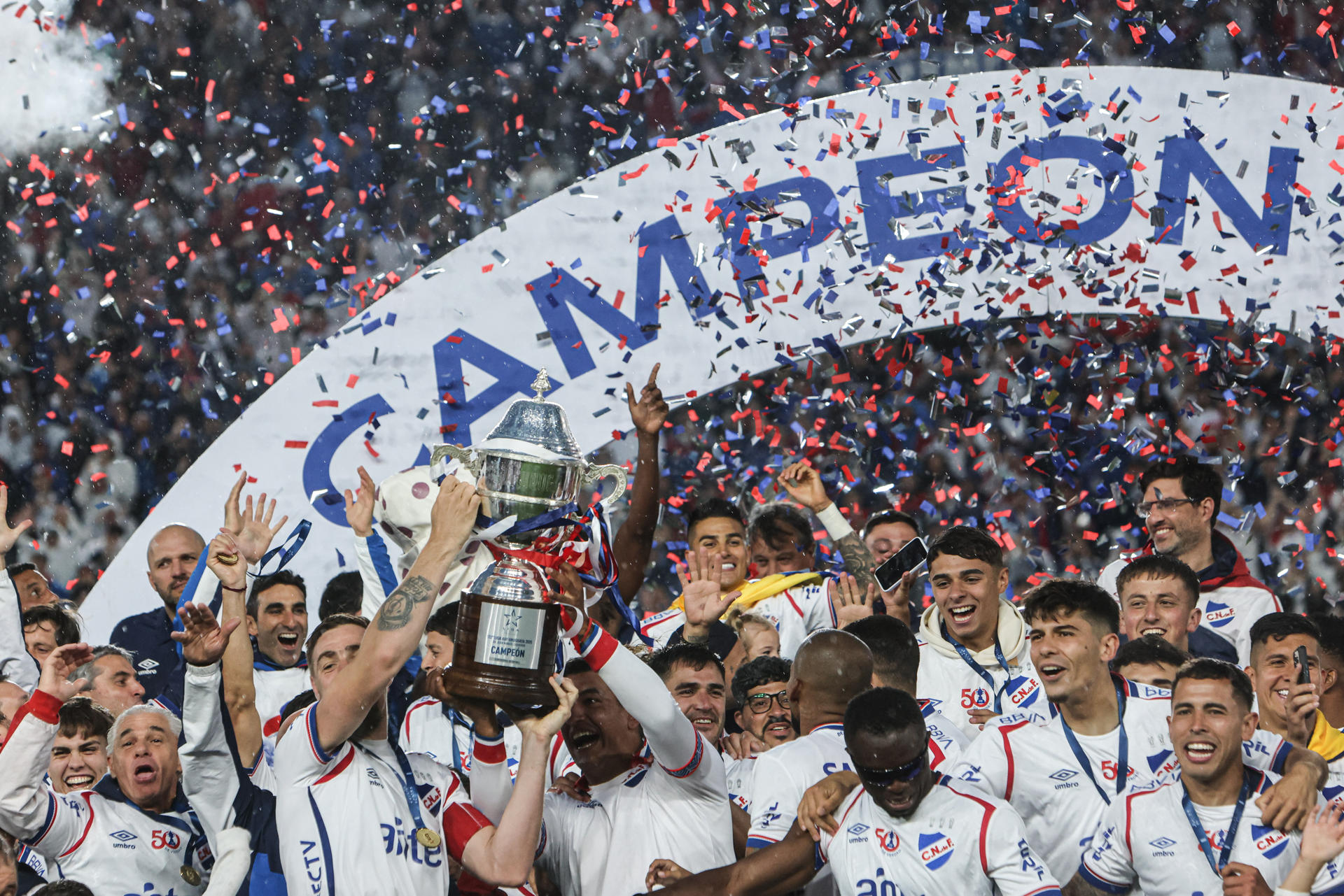 Jugadores de Nacional celebran este domingo en Montevideo la conquista del Campeonato Uruguayo. EFE/ Gaston Britos 