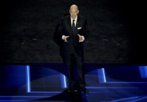 El presidente de la FIFA, Giovanni Infantino, se dirige al público durante el sorteo de la Final de la Copa Mundial de la FIFA 2026. EFE/EPA/SHAWN THEW