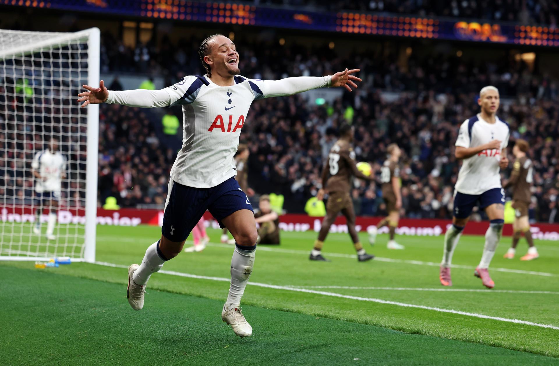 El jugador del Tottenham Xavi Simons posa tras lograr el 2-0 durante el partido de la Premier League que han jugado Tottenham Hotspur y Brentford en Londres, Reino Unido. EFE/EPA/ANDY RAIN 
