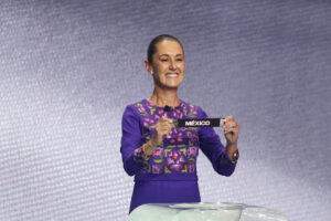 La presidenta de México, Claudia Sheinbaum, sostiene un papel con el nombre de su país durante el sorteo del Mundial de Fútbol FIFA 2026. EFE/ Octavio Guzmán