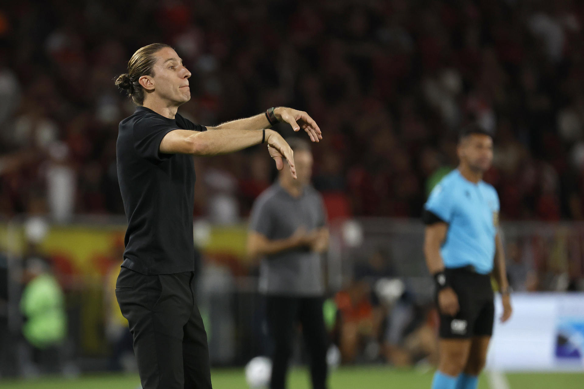 El entrenador de Flamengo, Filipe Luís, da indicaciones en un partido del Campeonato Brasileño ante el Ceará en el estadio Maracaná. EFE/Antonio Lacerda