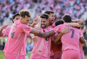 El español Jordi Alba (c) celebra con sus compañeros del Inter Miami el título de la MLS. EFE/EPA/CRISTOBAL HERRERA-ULASHKEVICH