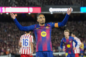 El centrocampista brasileño del FC Barcelona Raphinha celebra su gol durante el partido de la jornada 19 de LaLiga que FC Barcelona y Atlético de Madrid disputan en el estadio Spotify Camp Nou de Barcelona. EFE/Enric Fontcuberta