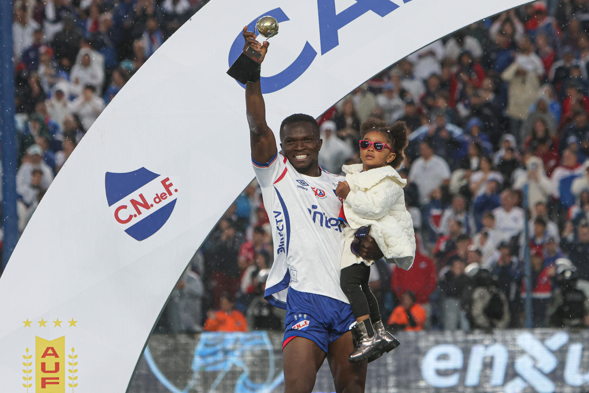 El nigeriano Osinachi Christian Ebere celebra este domingo la conquista del Campeonato Uruguayo con Nacional. EFE/ Gaston Britos 
