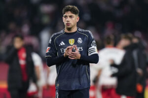 El centrocampista uruguayo del Real Madrid, Federico Valverde, a la finalización del encuentro correspondiente a la jornada 14 de Laliga EA Sports que disputaron Girona y Real Madrid en el estadio Montilivi, en Girona. EFE / Siu Wu.