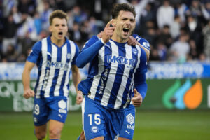 -Lucas Boyé (c), de la Real Sociedad, celebra su gol contra el Alavés, durante el partido de la jornada 13 de LaLiga EA Sports entre el Alavés y la Real Sociedad, en el estadio de Mendizorroza en Vitoria. EFE/ Adrián Ruiz Hierro