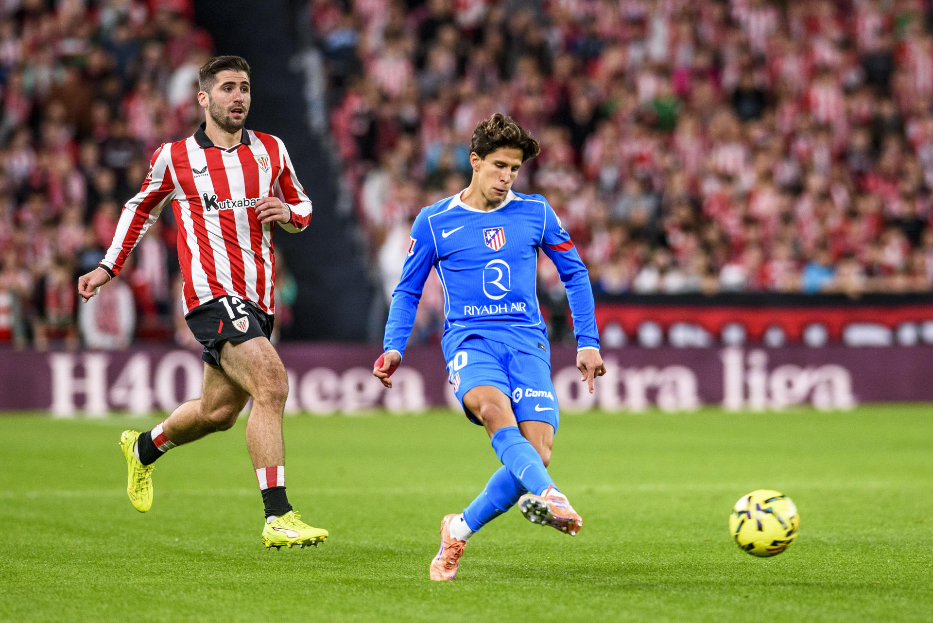El delantero argentino del Atlético de Madrid Giuliano Simeone (d) chuta ante Jesús Areso, del Athletic, durante el partido de Liga en Primera División que Athletic Club y Atlético de Madrid disputan este sábado en el estadio de San Mamés, en Bilbao. EFE/Javier Zorrilla