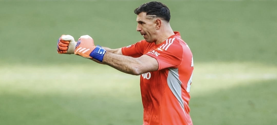 Con los argentinos Dibu Martínez y Buendía, Aston Villa retoma triunfo y se pone segundo