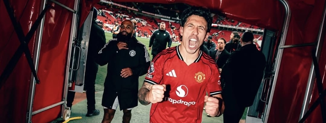 Defensa argentino Lisandro Martínez dice que ex jugadores del Manchester United no critican de frente