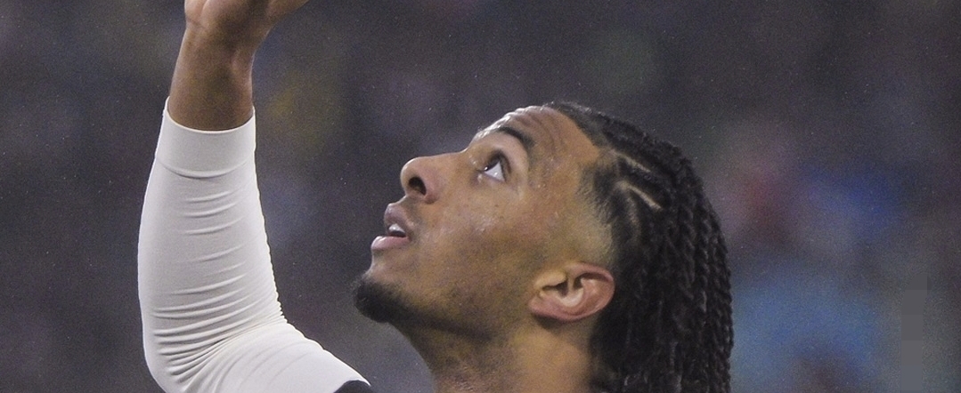 Brasileño Dodo es titular en triunfo de la Fiorentina, que rinde homenaje póstumo