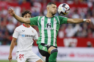 Imagen de archivo del argentino Guido Rodríguez (d) cuando militaba en el Betis. EFE/José Manuel Vidal