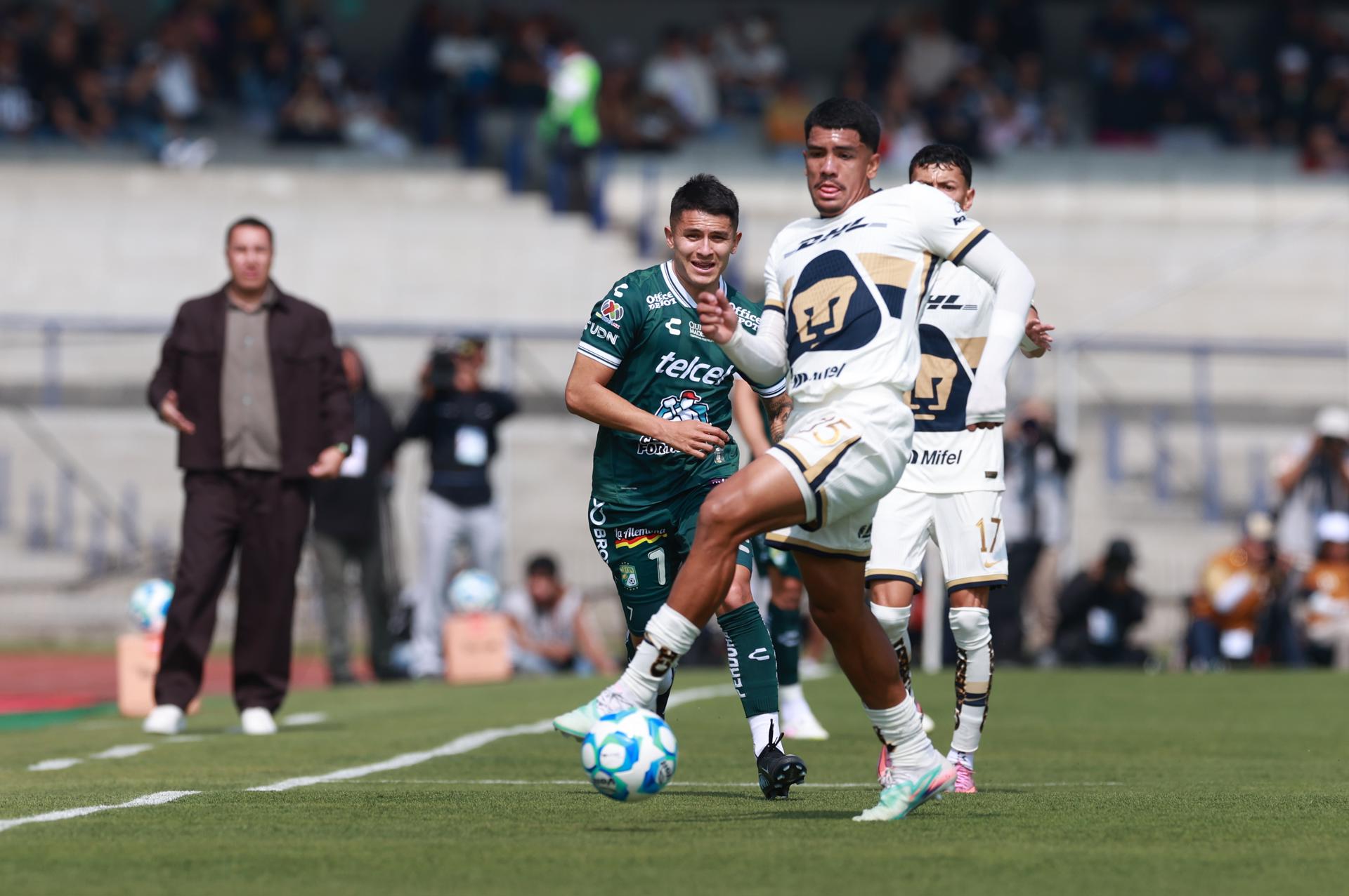 Angel Azuaje (frente) de Pumas disputa un balón con Iván Moreno (atrás) del León este domingo, durante un partido por la jornada 3 del torneo Clausura 2026 de la Liga MX, celebrado en el estadio Olímpico Universitario, en la Ciudad de México (México). EFE/ Alex Cruz