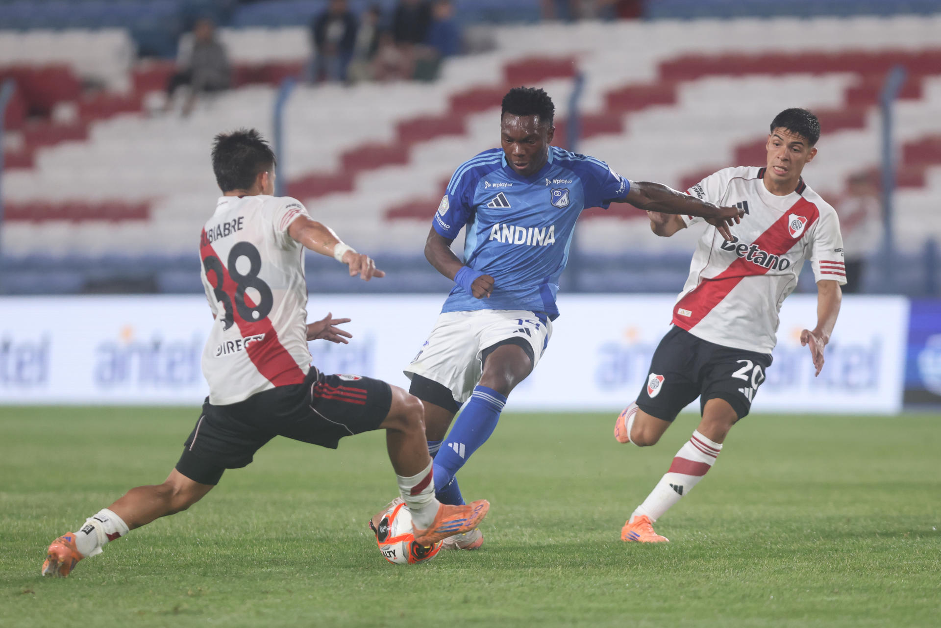 Ian Subiabre (i), de River Plate, disputa un balón con Jorge Hurtado, de Millonarios, en un partido amistoso entre River Plate y Millonarios en el Estadio Gran Parque Central, en Montevideo (Uruguay). EFE/Gastón Britos 