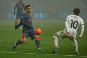 El jugador del Inter Lautaro Martinez (I) ante Adrian Bernabe (d), del Parma, durante el partido de la Serie A que han jugado Parma Calcio 1913 y FC Internazionale Milano en Parma, Italia. EFE/EPA/Lorenzo Cattani