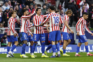 Jugadores del Atlético de Madrid celebran el 2-0, marcado en propia puerta por el Real Mallorca, durante el partido de LaLiga disputado en el estadio Riyahd Metropolitano, este domingo. EFE/Chema Moya