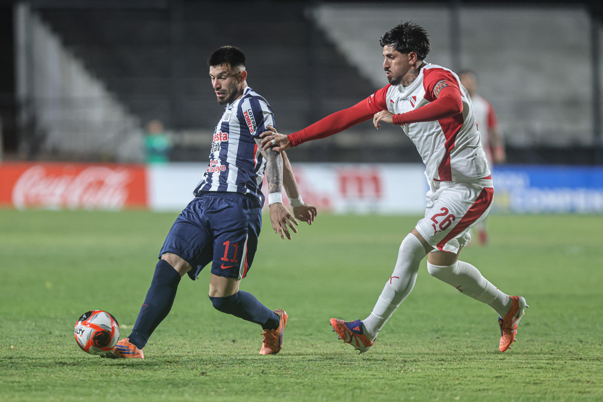 Kevin Lomónaco (d), de Independiente, disputa el balón con Alan Cantero, de Alianza Lima, en un partido amistoso entre Independiente y Alianza Lima en el Estadio Estadio Alfredo Víctor Viera en Montevideo (Uruguay). EFE/Gastón Britos 