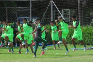 Jugadores de la selección de Bolivia de fútbol participan en un entrenamiento este miércoles, previo al encuentro amistoso contra México en Santa Cruz (Bolivia). EFE/Juan Carlos Torrejón