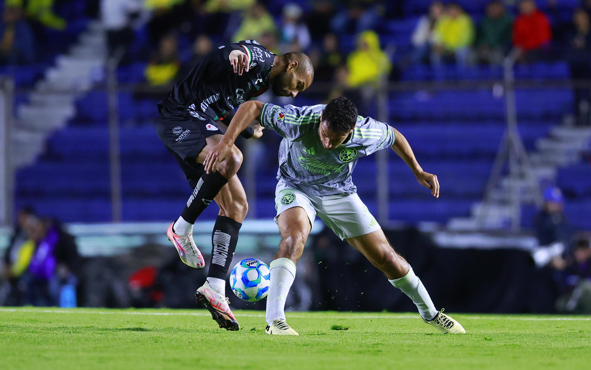 Sebastián Cáceres (d) de América disputa el balón con Joao Geraldino de San Luis este miércoles, en un partido de la Liga MX en el estadio de Ciudad de los Deportes en Ciudad de México (México). EFE/Sáshenka Gutiérrez
